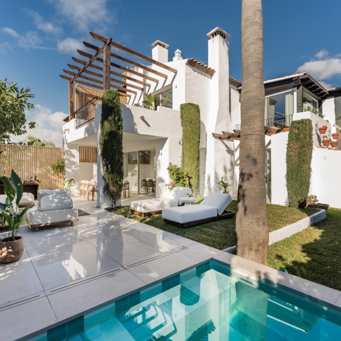 Villa pareada esquinera exclusiva en Altos de Puente Romano – Milla de Oro de Marbella