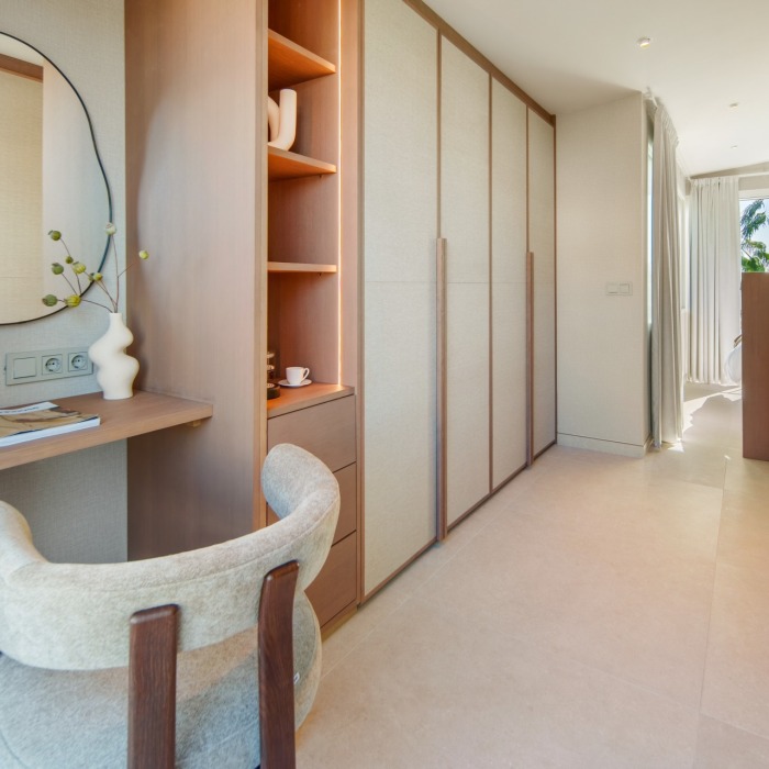 Villa pareada esquinera exclusiva en Altos de Puente Romano – Milla de Oro de Marbella | Image 16