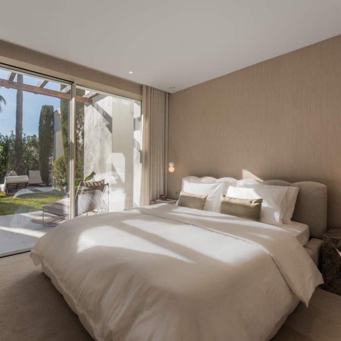 Villa pareada esquinera exclusiva en Altos de Puente Romano – Milla de Oro de Marbella | Image 5