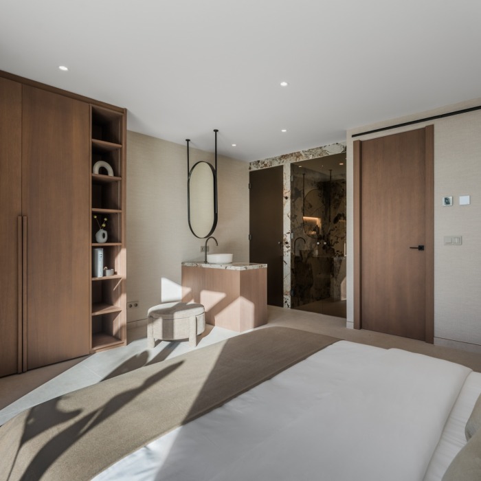 Villa pareada esquinera exclusiva en Altos de Puente Romano – Milla de Oro de Marbella | Image 6