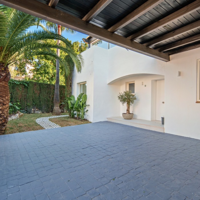 Villa pareada esquinera exclusiva en Altos de Puente Romano – Milla de Oro de Marbella | Image 28