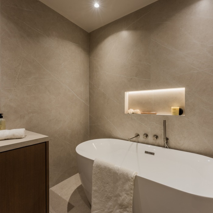 Villa pareada esquinera exclusiva en Altos de Puente Romano – Milla de Oro de Marbella | Image 8