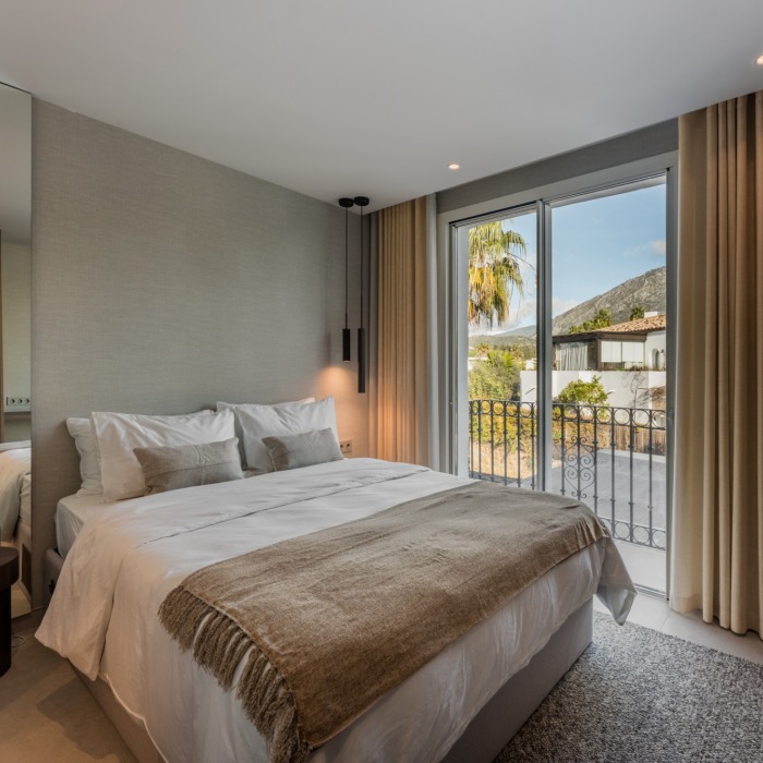 Villa pareada esquinera exclusiva en Altos de Puente Romano – Milla de Oro de Marbella | Image 9
