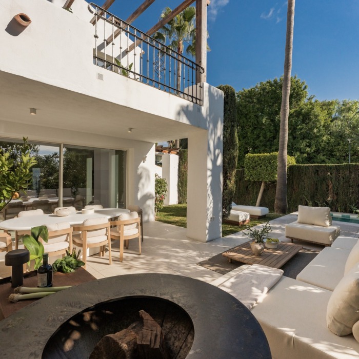 Villa pareada esquinera exclusiva en Altos de Puente Romano – Milla de Oro de Marbella | Image 2