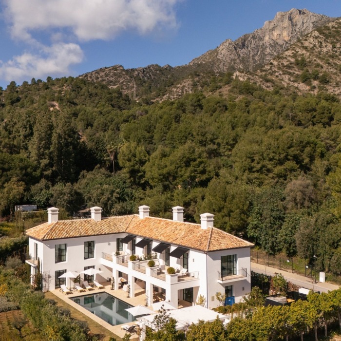 Casa Angélico, villa contemporánea situada en una comunidad cerrada con doble control de acceso en Cascada de Camoján