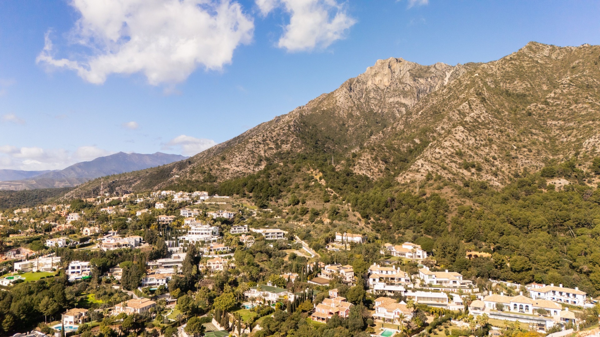 Casa Angélico, villa contemporánea situada en una comunidad cerrada con doble control de acceso en Cascada de Camoján | Image 31