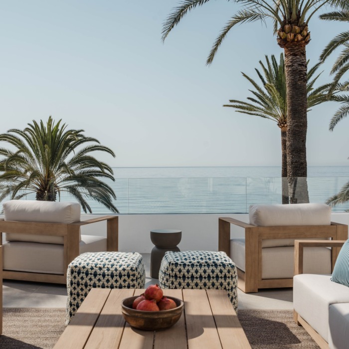Exceptional semi-detached residence in the prestigious Oasis Club, Marbella Golden Mile