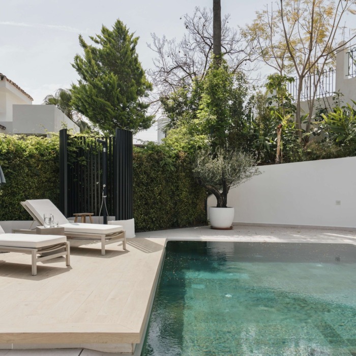 VILLA ELARA — VILLA REFORMADA EN UNA PRESTIGIOSA URBANIZACIÓN CERRADA EN EL CORAZÓN DE NUEVA ANDALUCÍA | Image 9