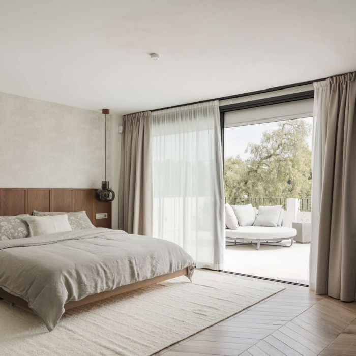 VILLA ELARA — VILLA REFORMADA EN UNA PRESTIGIOSA URBANIZACIÓN CERRADA EN EL CORAZÓN DE NUEVA ANDALUCÍA | Image 11