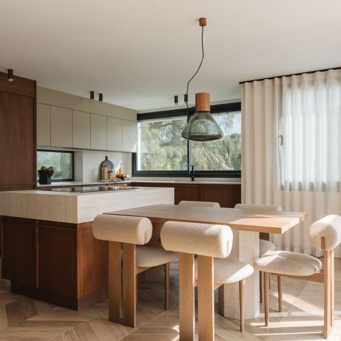 VILLA ELARA — VILLA REFORMADA EN UNA PRESTIGIOSA URBANIZACIÓN CERRADA EN EL CORAZÓN DE NUEVA ANDALUCÍA | Image 1