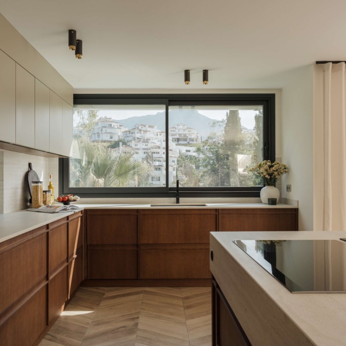 VILLA ELARA — VILLA REFORMADA EN UNA PRESTIGIOSA URBANIZACIÓN CERRADA EN EL CORAZÓN DE NUEVA ANDALUCÍA | Image 2