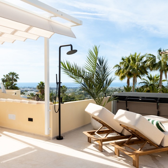 Espectacular casa adosada de 4 dormitorios ubicada en La Quinta Hills | Image 3